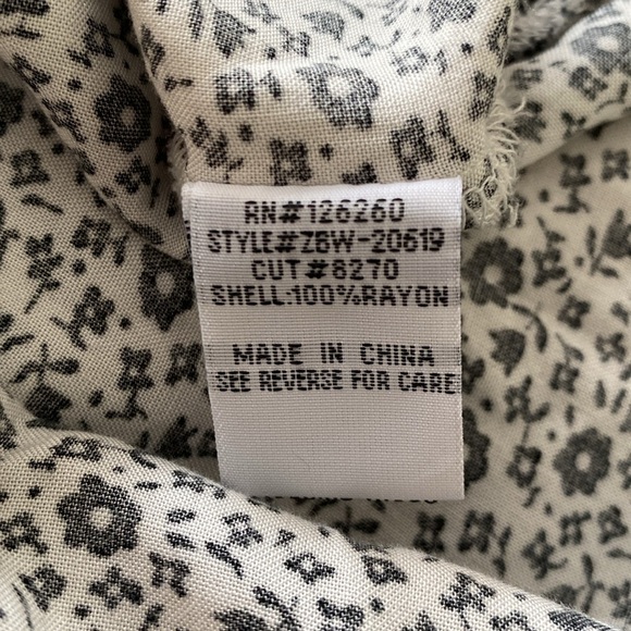 Velvet Heart Black and White Flower Print Button Down Blouse Size Medium - Picture 11 of 12